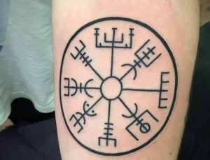 Viking-Kompass Tattoo am Unterarm