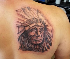 Indianer Tattoo am Rücken