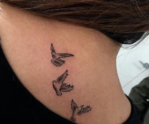 Kleine Tauben am Rücken für Frauen