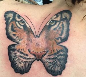 Schmetterling mit Tiger Tattoo am Rücken