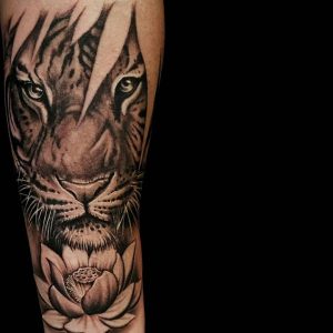 Tiger mit Lotusblume Tattoo Design