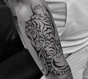 Tribal Tiger Design am Unterarm