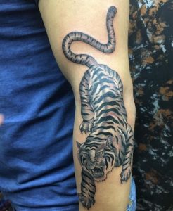 Weiße Bengal-Tiger Design auf dem Arm