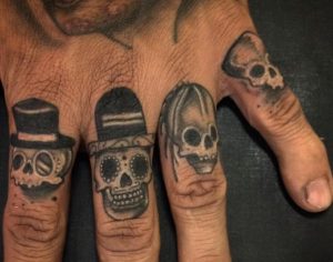 Totenkopf Tattoo Finger