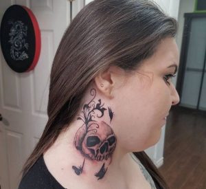 Totenkopf Tattoo für Frau um den Hals