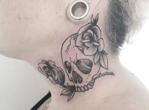 Totenkopf und Rose Tattoo um den Hals