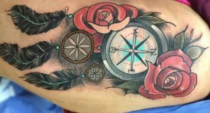 Kompass mit Rosen und Traumfänger Design auf der Hüfte