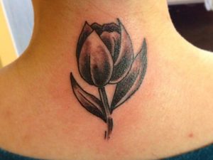 Tulpen Design im Nacken