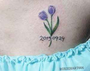 Kleiner Lila Tulpen Tattoo mit Datum am Schlüsselbein
