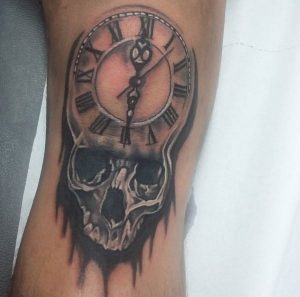 Tattoo Uhr mit Totenkopf Design