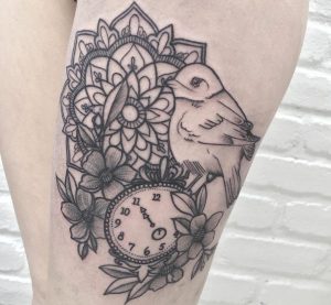 Mandala Tattoo Vogel mit Uhr und Blumen Design