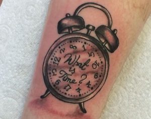 Wecker Tattoo Design am Unterarm