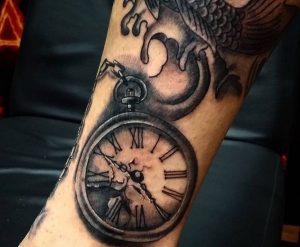 Kaputte Uhr Tattoo Design auf dem Arm