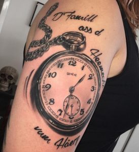 Uhr mit Sprüche Tattoo Design am Oberarm