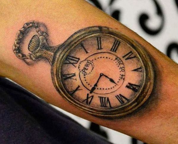 3D Taschenuhr Tattoo Design auf dem Arm