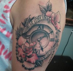Rosen und Uhr Tattoo Design am Oberarm