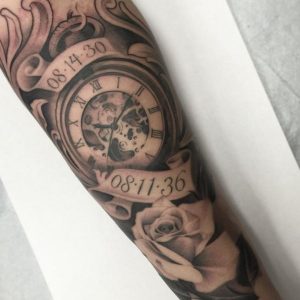 Rosen und Uhr Tattoo Design mit Datum