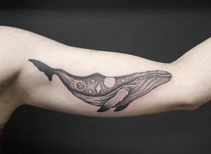 Wal am Oberarm schwarz und weiß