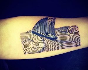 Wasser und Schiff am Unterarm schwarz und weiß