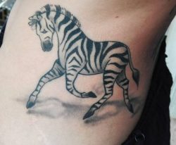 Zebra Tattoo Design am Rippenbogen