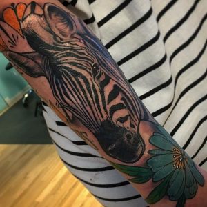 Realistisch Zebra mit Blume Tattoo Design auf dem Arm