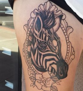Zebra Design mit Blume auf der Bein für Frauen